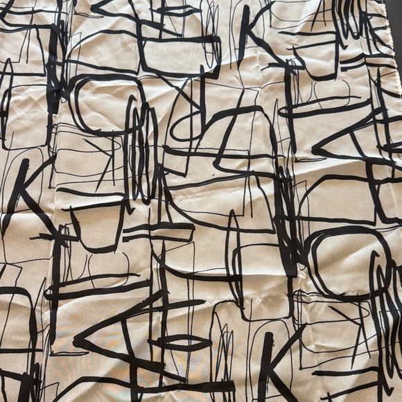 NWT Karl Lagerfeld Graphic Black and White Scarf - Picture 5 of 6